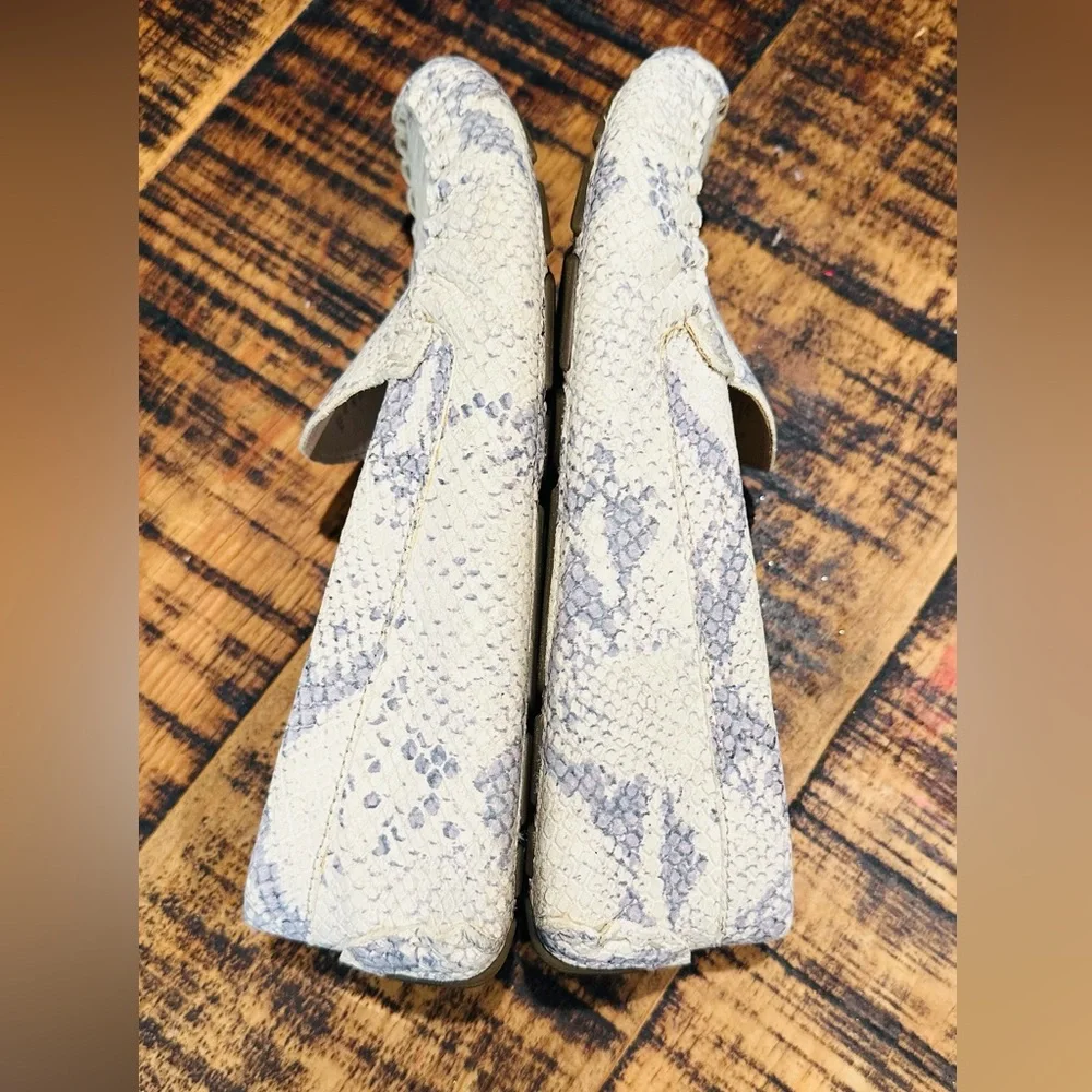 COLE HAAN Evelyn Leather Driver Loafers GREY AND WHITE SNAKE PRINT SIZE 7 - Picture 7 of 9